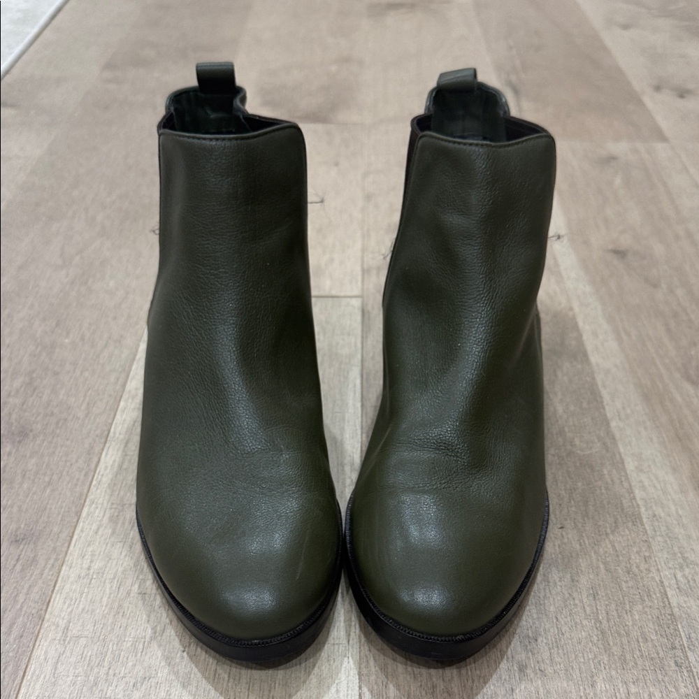 Elegant Cole Haan Olive Leather Ankle Booties